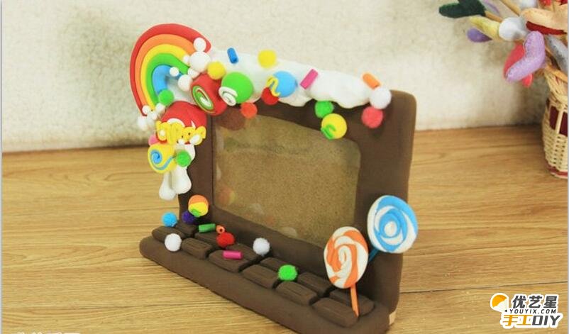 漂亮的彩虹糖果造型的相框的手工粘土制作教程 彩虹糖果粘土相框怎么制作_www.youyix.com