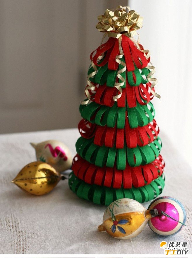 红绿带子喜庆的小圣诞树礼品手工制作简单精致的圣诞树精品手工圣诞