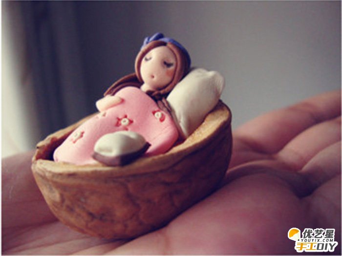 核桃里的拇指小姑娘软陶粘土手工制作作品图解 沉睡中的可爱小姑娘粘土_www.youyix.com