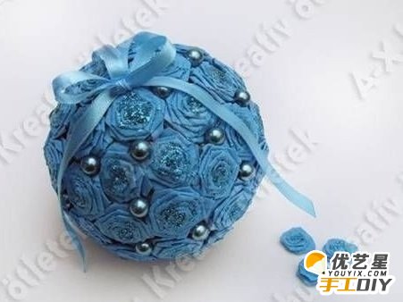 蓝色海洋之心折纸花球    精美挂饰品纸花球   手工折纸制作的纸花球的教程图解_www.youyix.com