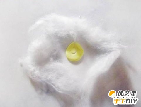 逼真的精美花朵耳环粘土 教你如何用软陶粘土手工制作一款精美逼真的花朵耳环_www.youyix.com