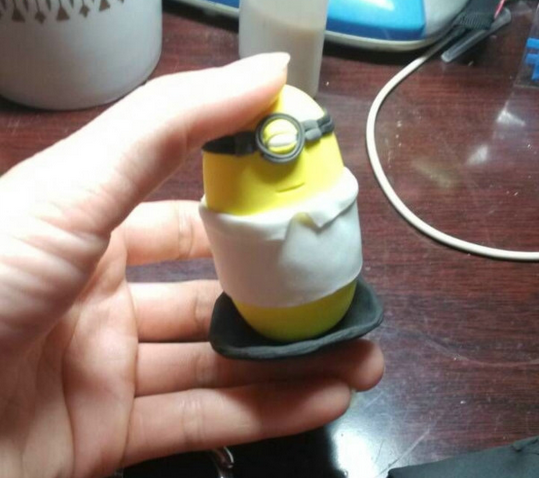 手工DIY制作穿黑色西装的粘土小黄人玩偶的做法 可爱小巧的玩偶小黄人的教程_www.youyix.com